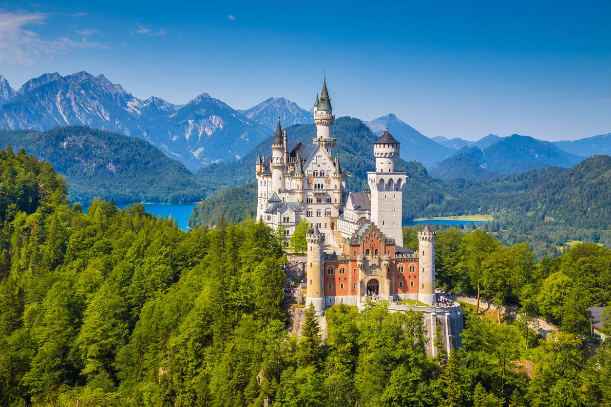 Le château de Neuschwanstein sur un éperon rocheux près de Füssen. ©  iStock / bluejayphoto