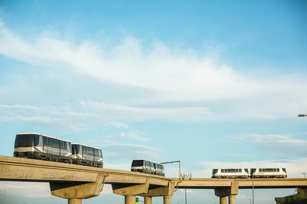 Trains surélevés faisant la navette à l’aéroport international Sky Harbor de Phoenix | © ep_stock