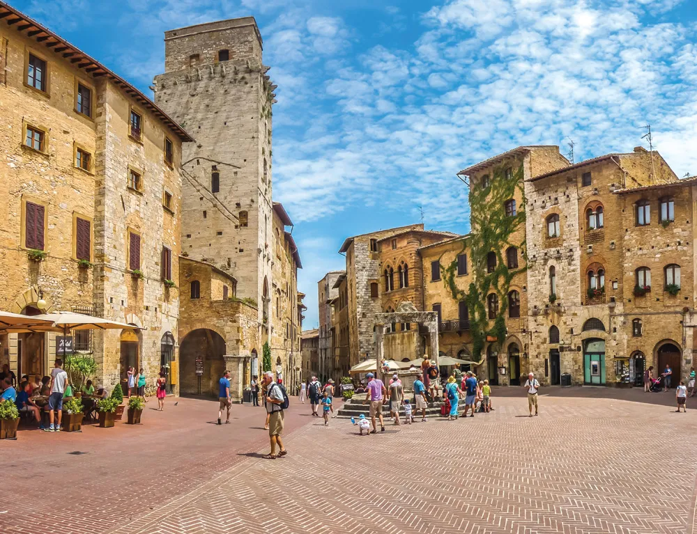 Piazza della Cisterna, San Gimignano © iStockphoto.com/bluejayphoto 