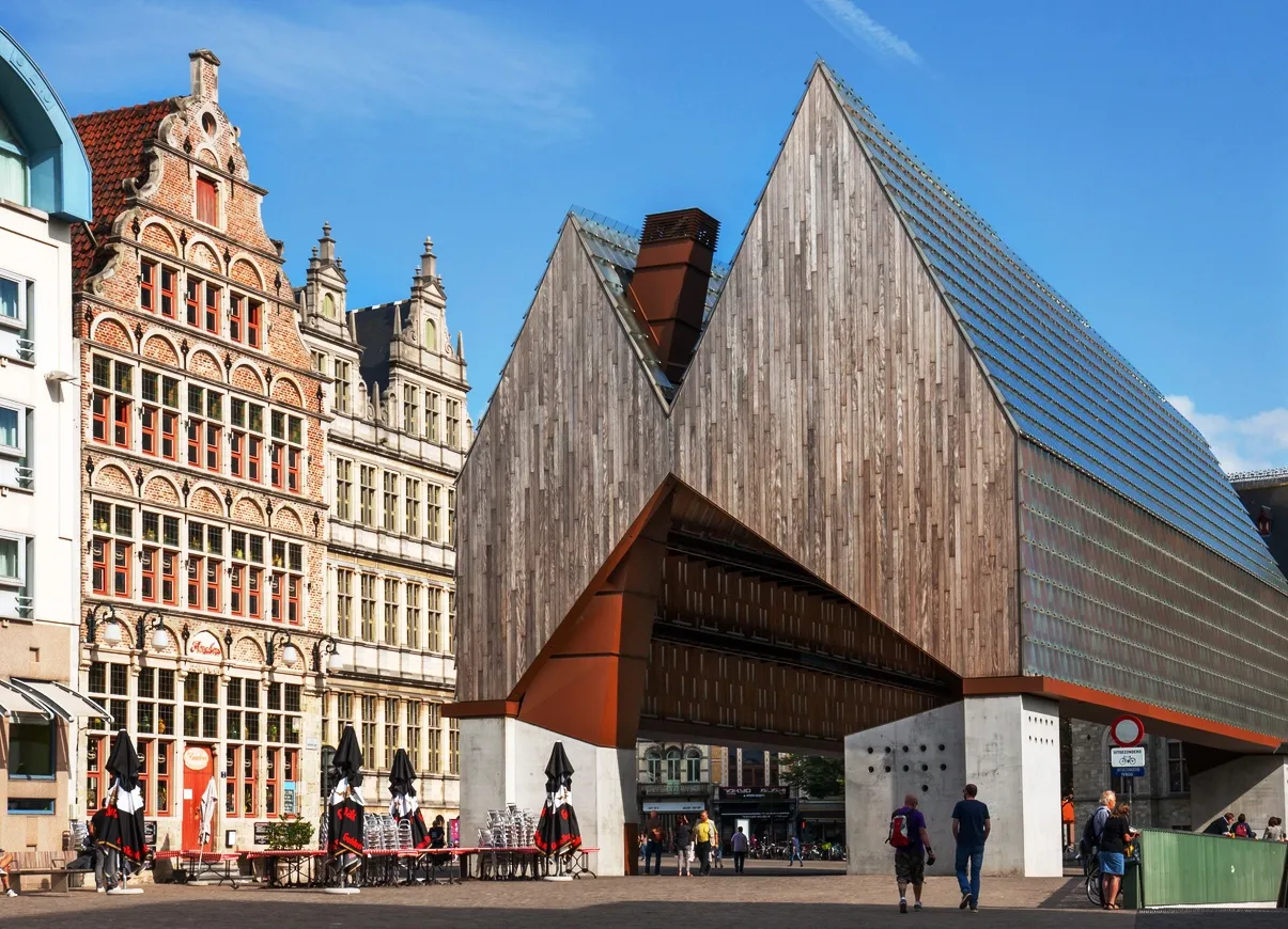 Le marché couvert de Gand (Stadhal) par les architectes  Marie-José Van Hee + Robbrecht & Daem sur la place Emile Braunplein. © iStock /Sloot