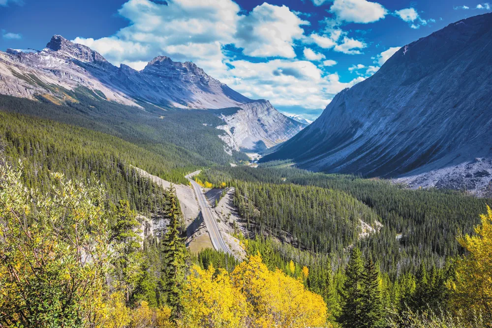 Icefields Parkway, la promenade des Glaciers, qui traverse les Rocheuses du sud au nord en Alberta | © iStockphoto.com/kavram 