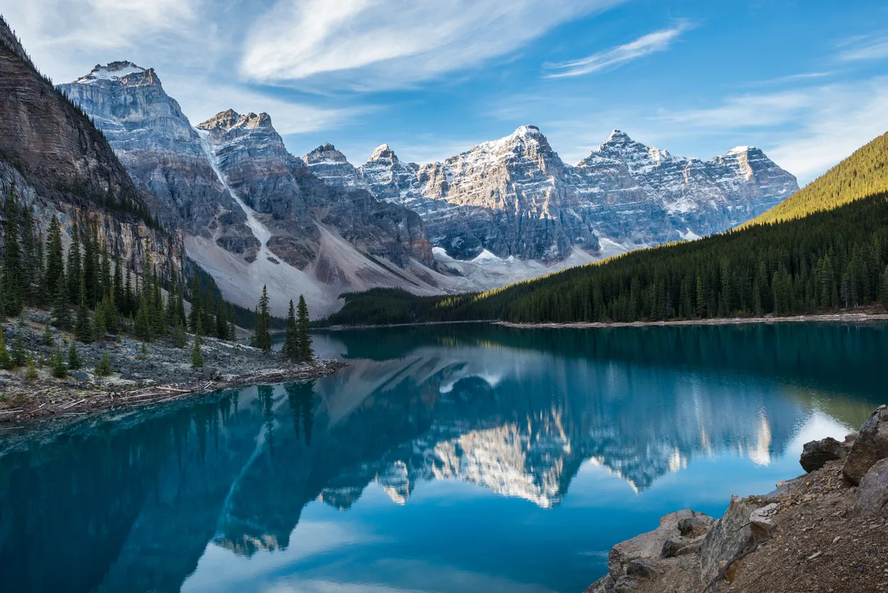 Lac Moraine, un lac glaciaire dans le Parc national de Banff, Alberta © iStock/Koonyongyut