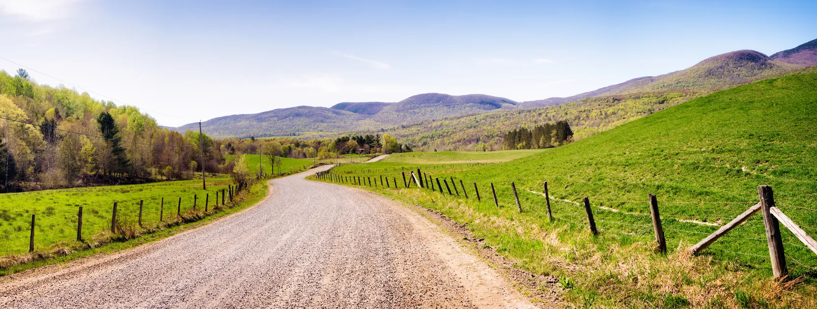 Chemin de terre sinueux à travers les Appalaches au printemps près de Glen Sutton, Cantons de l'Est. © iStock / NicolasMcComber