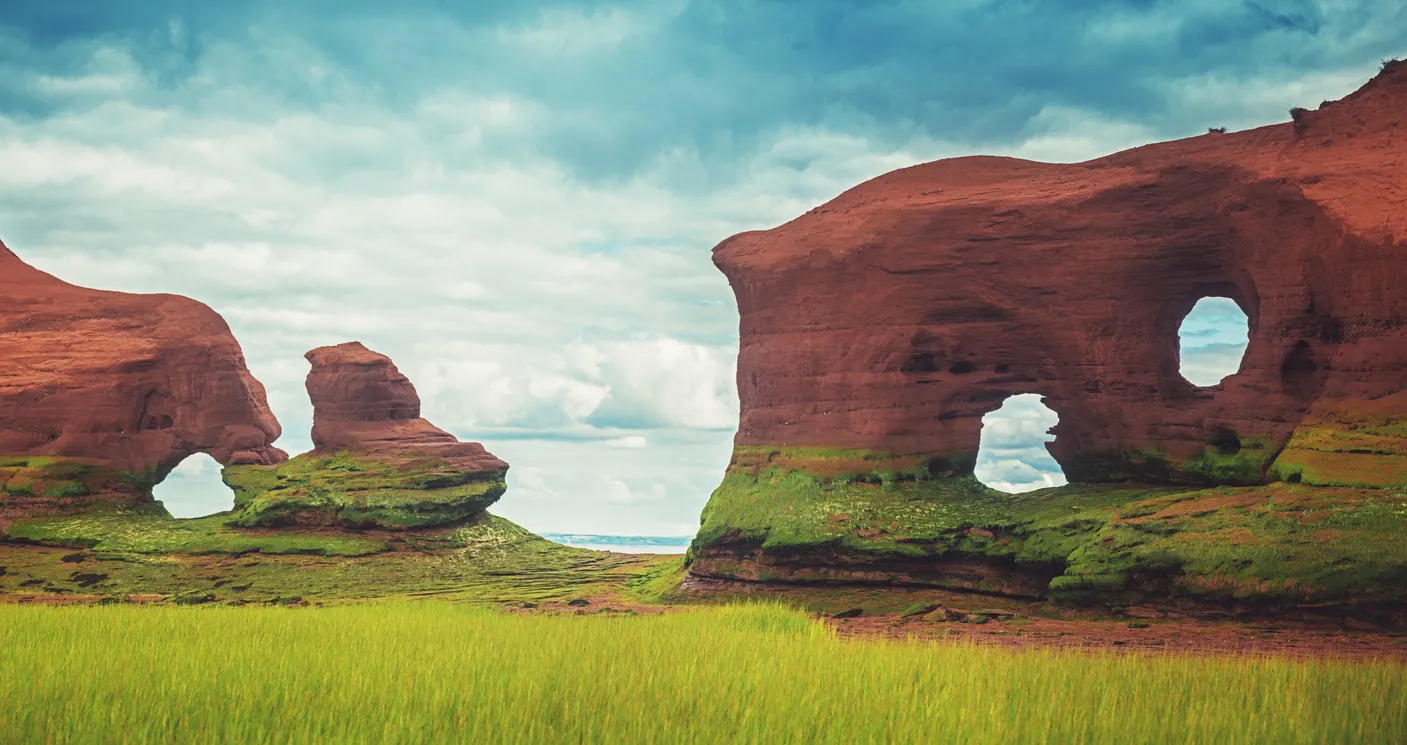 La côte de grès sculpté par les fortes marées de la baie de Fundy. © iStock / shaunl