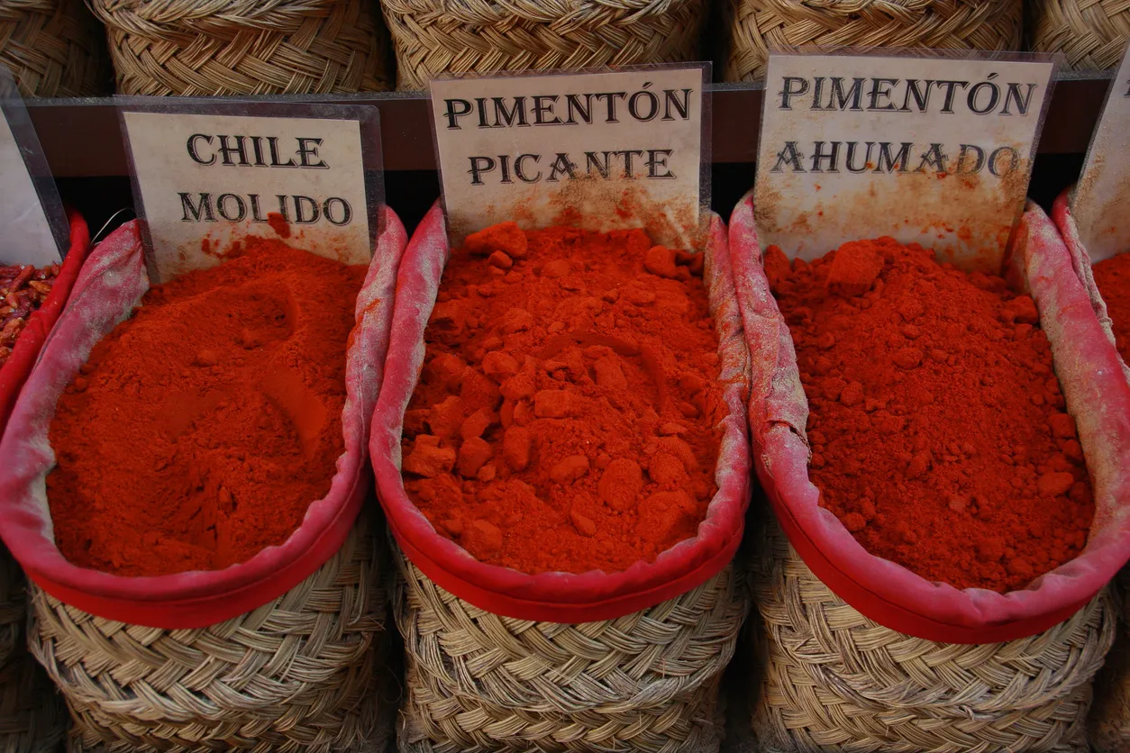 Paprika (pimenton) au marché © iStock / Marina Yudina