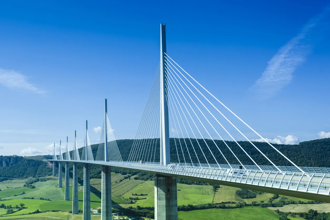 Le viaduc de Millau et la vallée du Tarn © iStock / Tempura