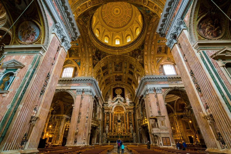 Intérieur de l'église Gesu Nuovo - photo © iStock-olgs