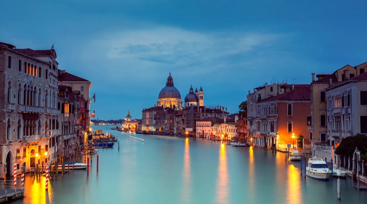 Venise comme décor de romans policiers? Le Grand Canal et Santa Maria della Salute au crépuscule 
©iStock/_ultraforma_