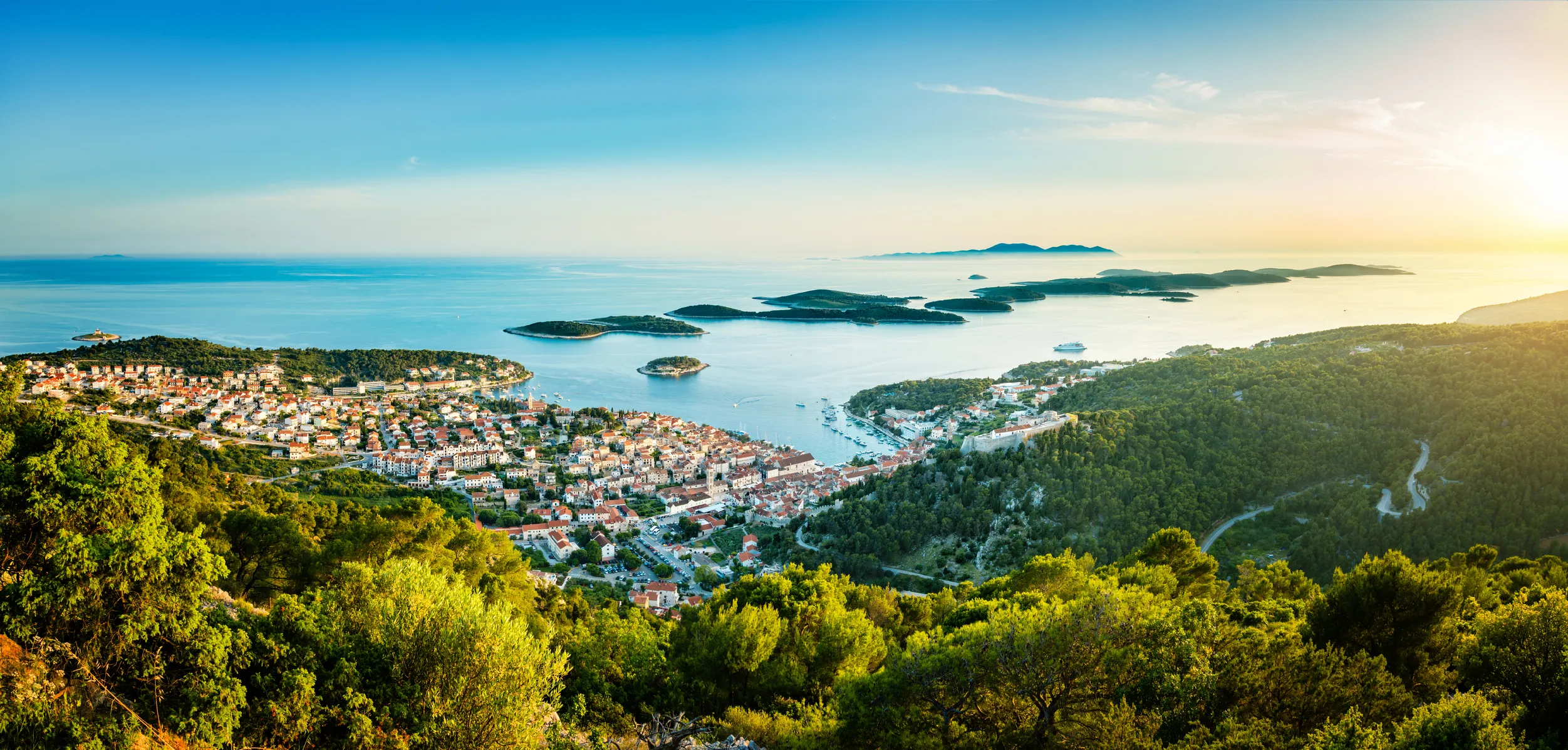Hvar, sur l'île de Hvar; au loin les Îles Infernales © iStock/mbbirdy