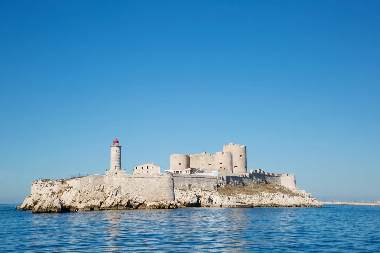 L'ancienne forteresse du Château d'If, qui devint la prison d'Edmond Dantès, futur comte de Montecristo, héros de Dumas © iStock / gdmoonkiller