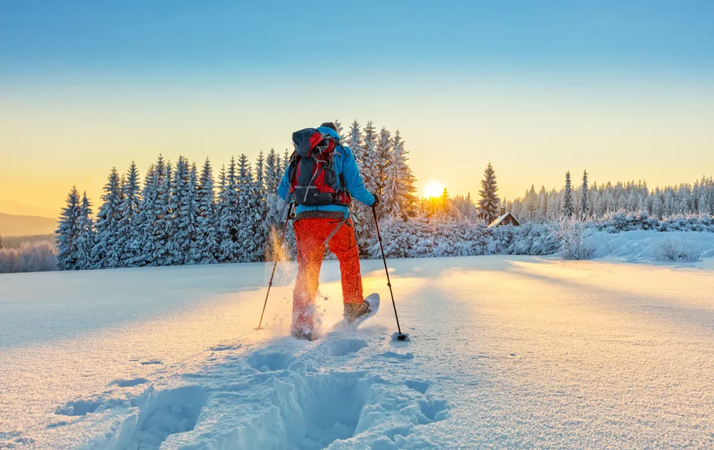 Randonnée en raquettes dans la neige poudreuse  
©iStockphoto.com/Jag_cz  
