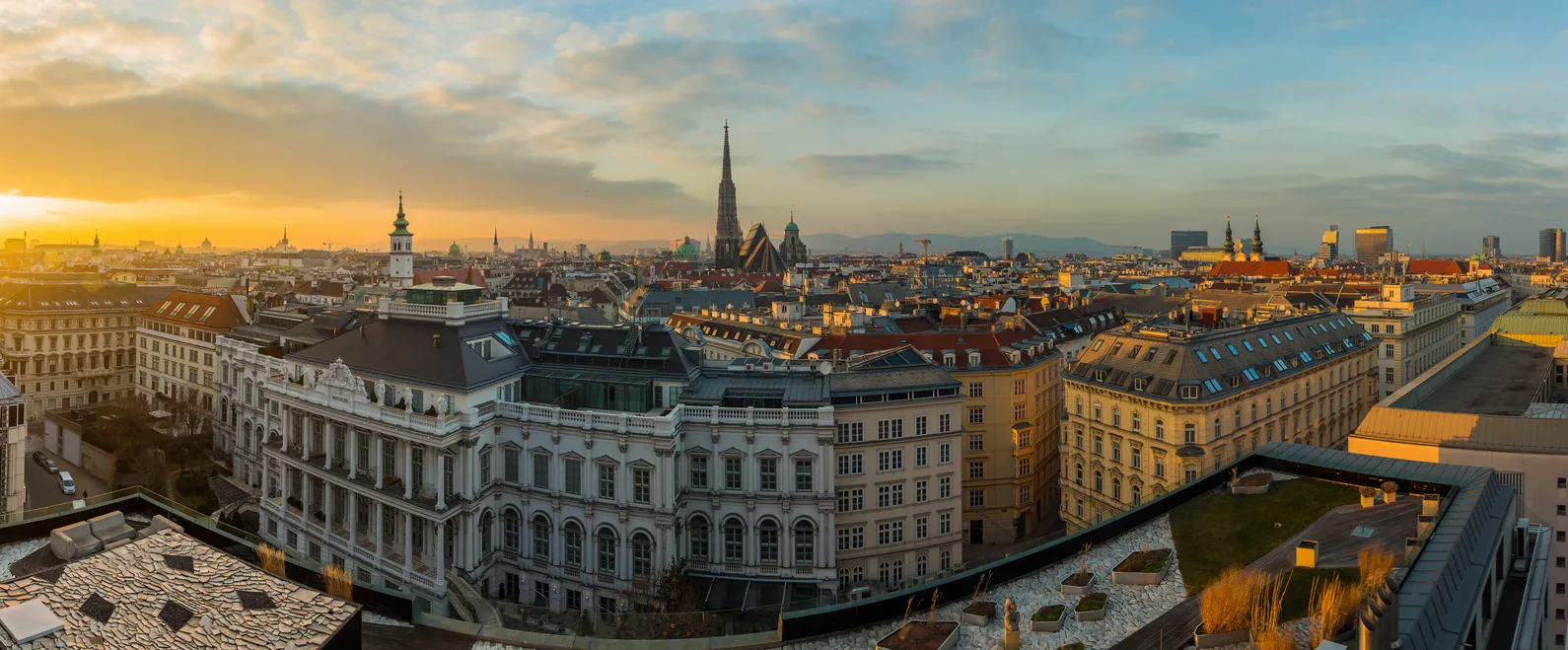 Panorama de vienne au coucher du soleil | ©iStock / :bmvdwest