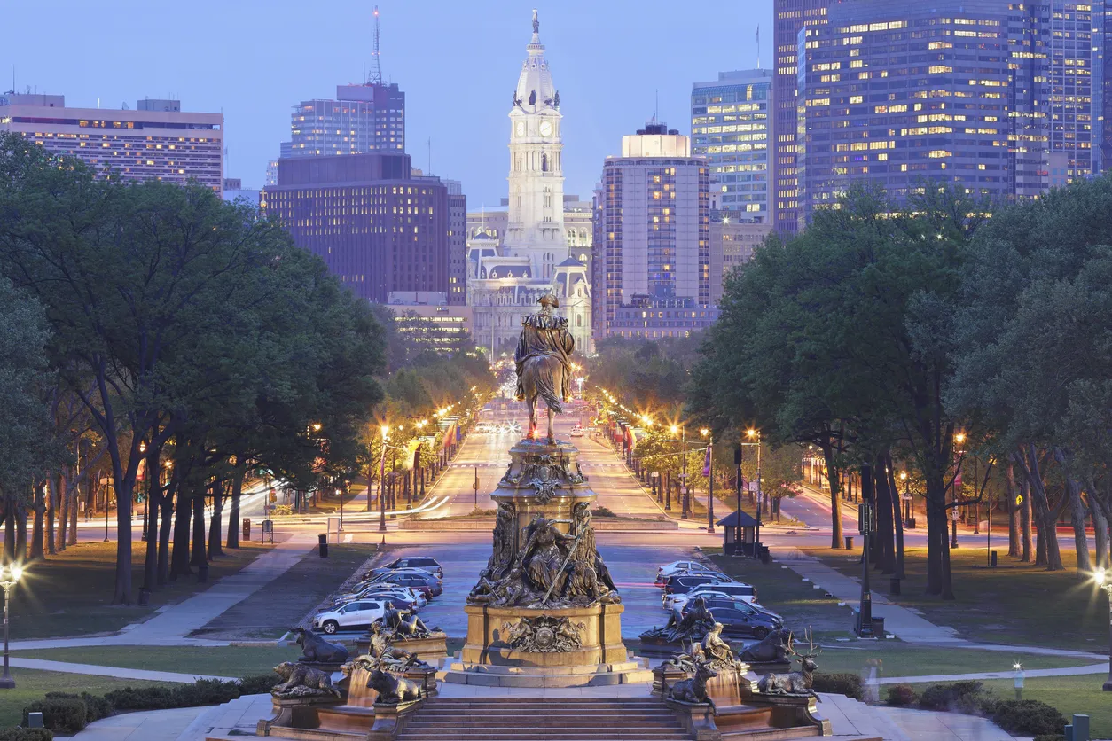 La Benjamin Franklin Parkway et le "skyline" de Philadelphie| © iStock / S. Greg Panosian