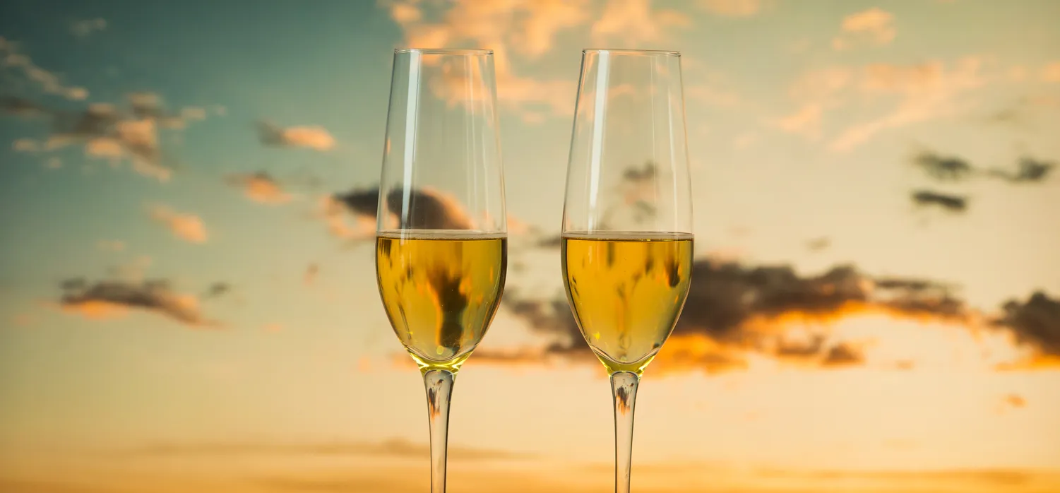  Deux verres de vin mousseux au grand air de l'île de Vancouver © iStock / xijian