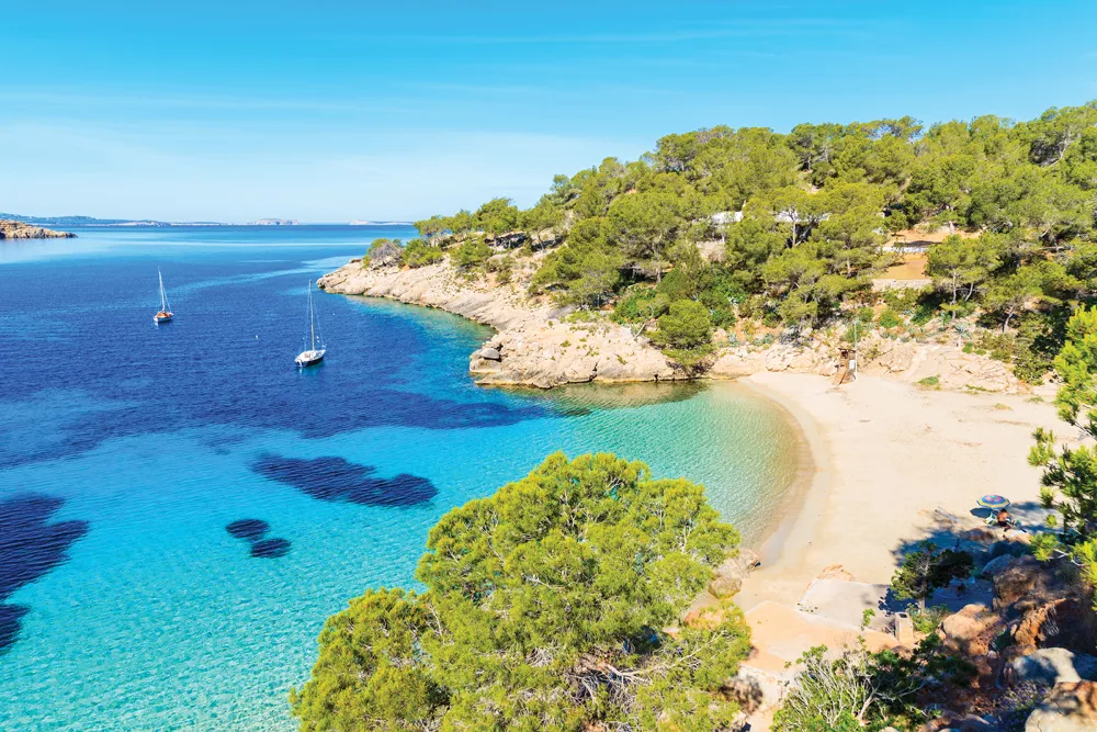 Crique Cala Salada, île d’Ibiza©iStockphoto/pkazmierczak