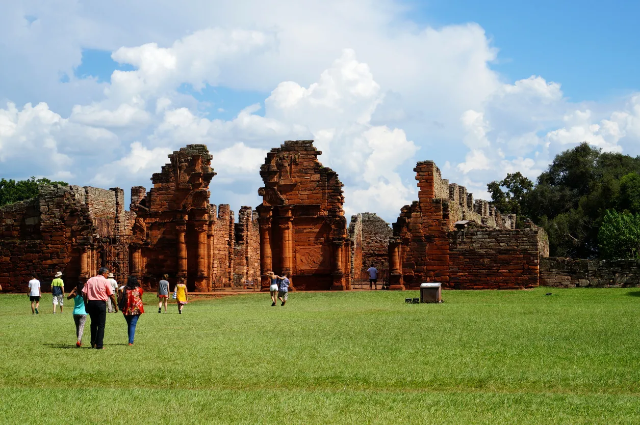 Ruines de San Ignacio à Misiones, Argentine, haut lieu de la  mission jésuite en Amérique du Sud. Construction du début du XVIIe siècle.  ©  iStock / Christian Lopez Walker