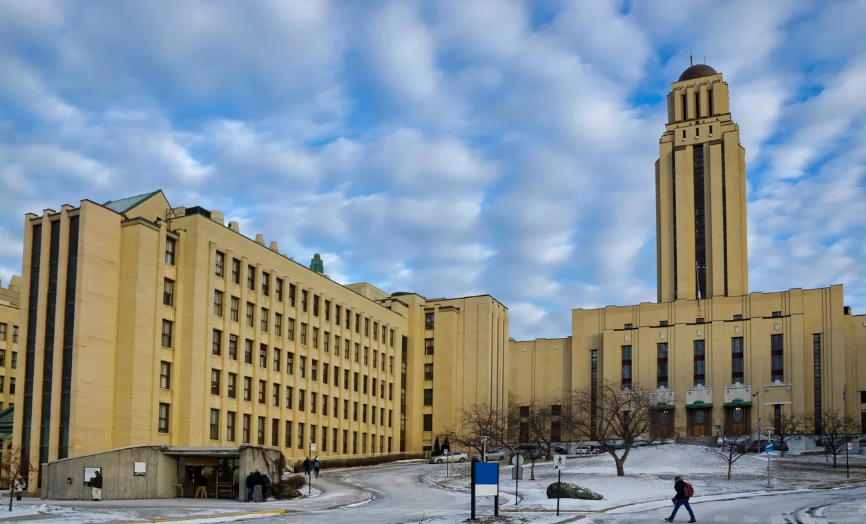 Université de Montréal - Pavillon central Roger Gaudry de l'architecte Ernest Cormier, style Art déco, de 1928  © iStock / Marc Bruxelle