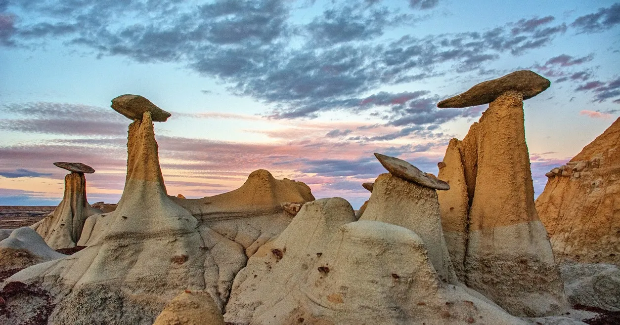  Des "hoodoos" cheminées de fée, dans la zone Ah-Shi-Sle-Pah Wilderness au Nouveau-Mexique © iStock / harryhayashi