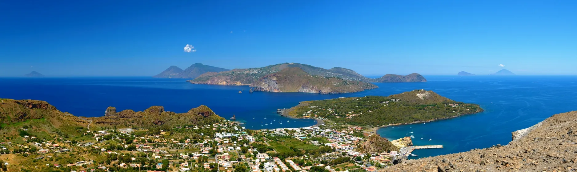 vue panoramique sur les Îles Éoliennes : Alicudi, Filicudi, Lipari, Salina, Stromboli, Vulcano, Lipari et Panarea. © iStock / mmac72