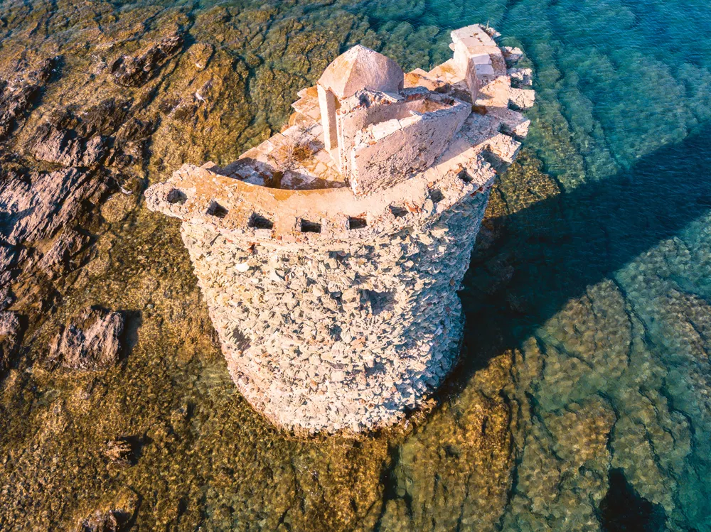 Tour génoise sur le cap Corse.
Crédit:	©iStockphoto.com/Naeblys