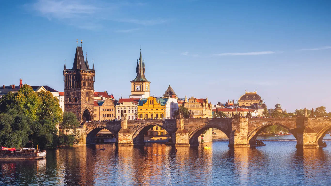 Le pont Charles sur la Moldau à Prague © iStock / DaLiu