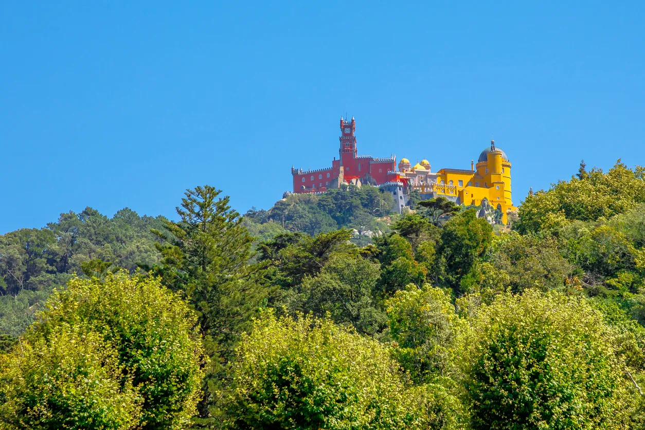 Vue aérienne du palais de Pena au sommet d'une colline au-dessus de Sintra, Portugal © iStock / bennymarty