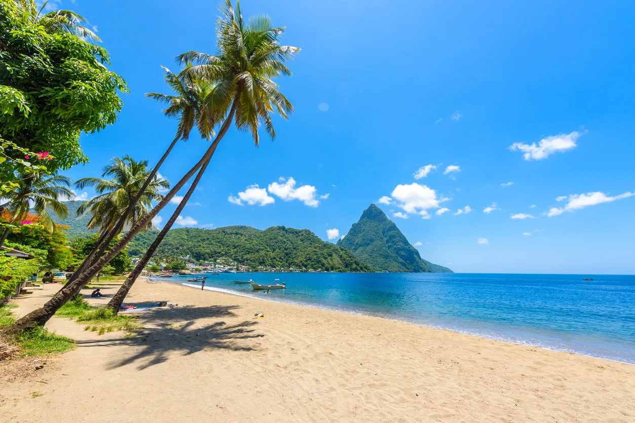 La plage de la baie de Soufrière avec vue sur le Piton sur l'île de Sainte-Lucie, dans les Caraïbes © iStock / Simon Dannhauer