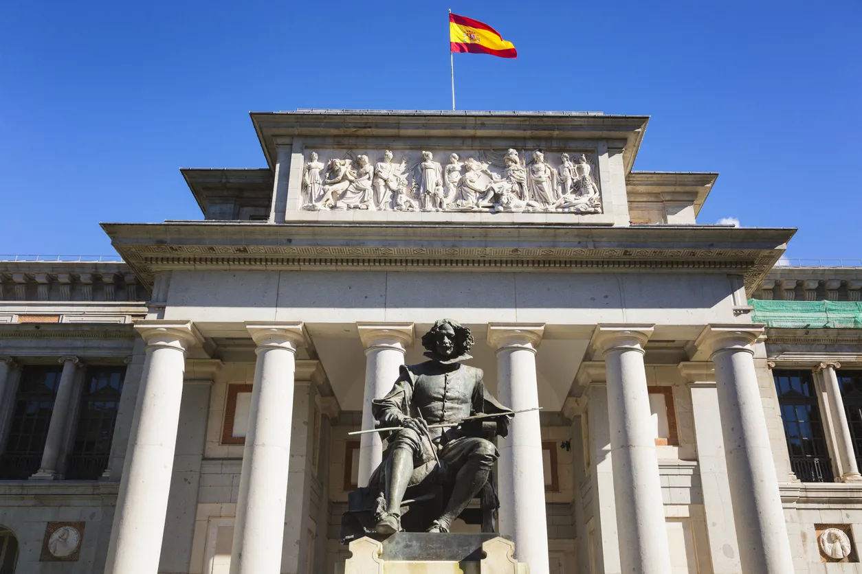 La statut du grand peintre Diego de Velázquez devant la porte principale du musée du Prado à Madrid, Espagne; une oeuvre de Vicente Lampérez.  © Parshina Olga