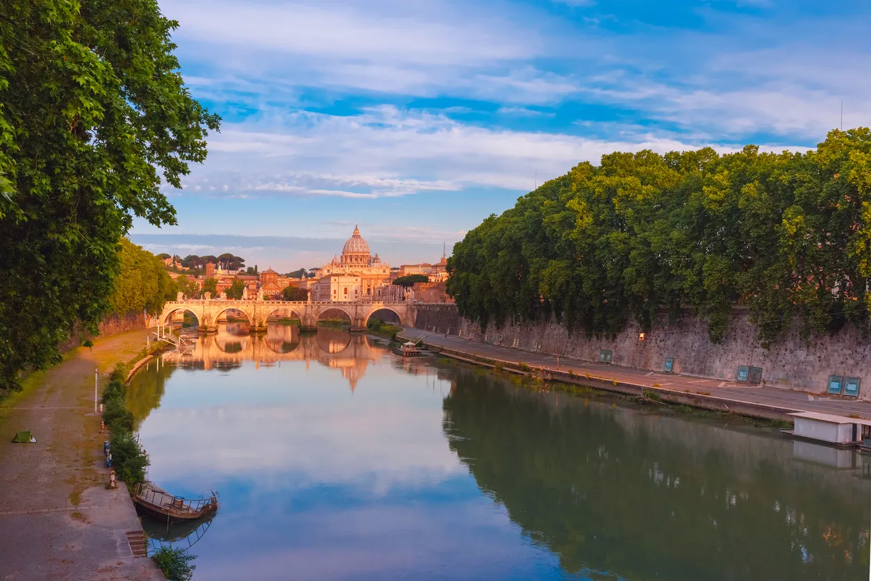 Piste cyclable sur les bords du Tibre à Rome; vu du pont Sant'Angelo et de la cathédrale Saint-Pierre
© iStock/KavalenkavaVolha