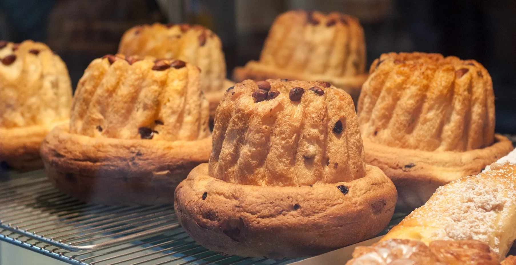 Des kougelhopfs, fameux dessert alsacien © iStock / Neydtstock