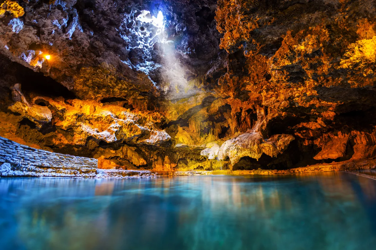 les eaux thermales du lieu historique national Cave and Basin, berceau des parcs nationaux du Canada à Banff, Alberta © iStock / ronniechua