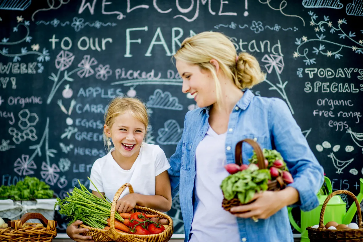 Des emplettes en famille au marché fermier © iStockphoto. com/FatCamera
