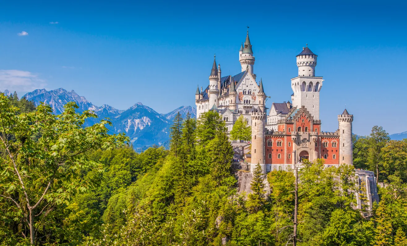 Le célèbre château de Neuschwanstein du XIXe s. construit par Louis II de Bavière, en Allemagne, qui servit d’inspiration pour le château de la Belle au bois dormant du premier Disneyland ouvert en 1955 en Californie. © iStock / bluejayphoto