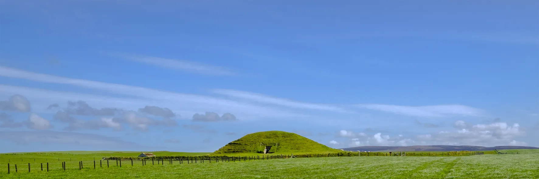 Tumulus de Maeshowe sur l'île principale de l'archipel des Orcades, tombeau collectif construit vers 2750 ans av. J.-C.  © iStock / Flavio Vallenari