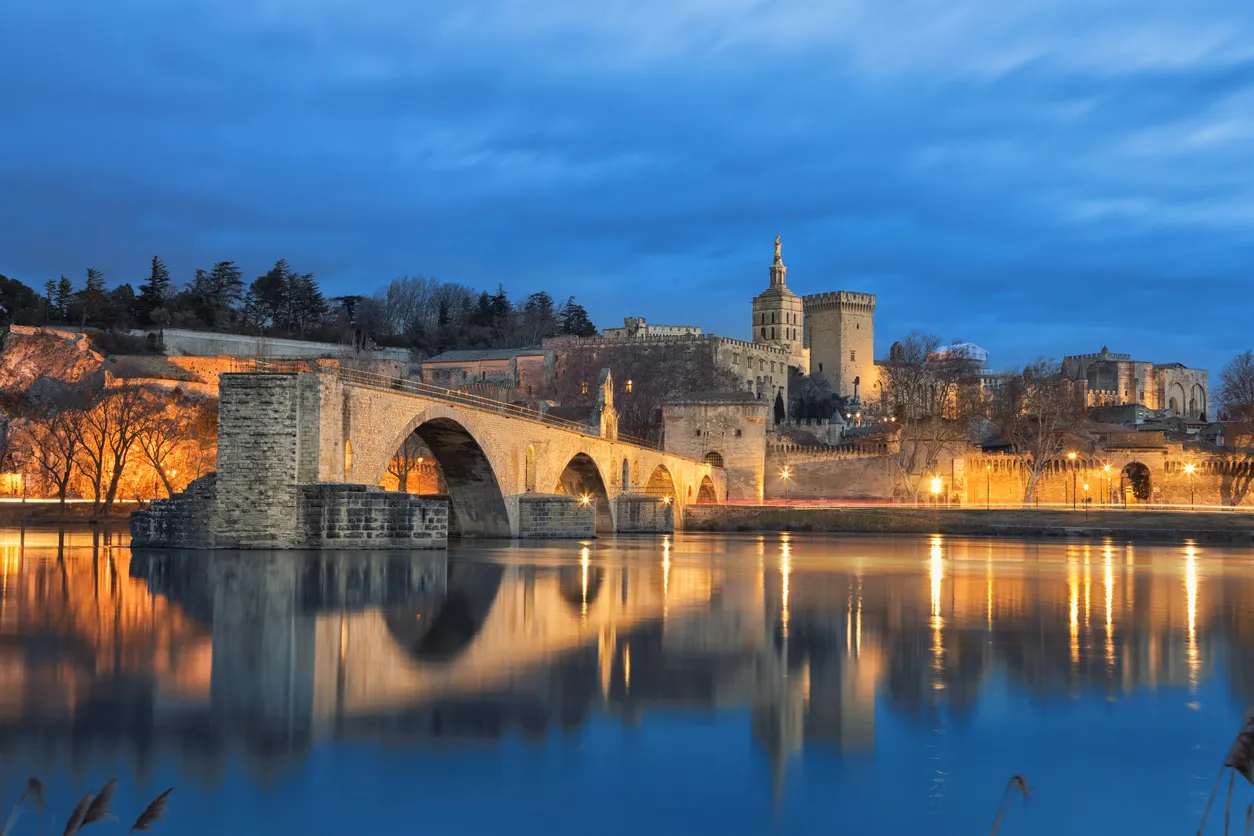 Le pont Saint-Bénezet d'Avignon du XIIe s. et le Palais des Papes 
© iiStock / bbsferrari 