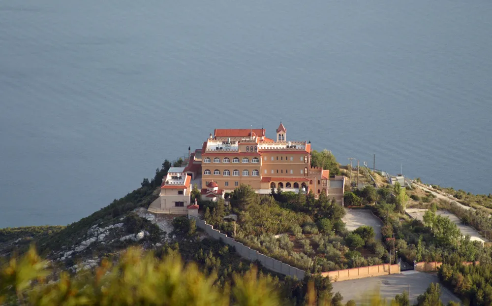 Monastère Agios Patapios, mont Geraneia, près de Corinthe, Grèce | © Vmarin