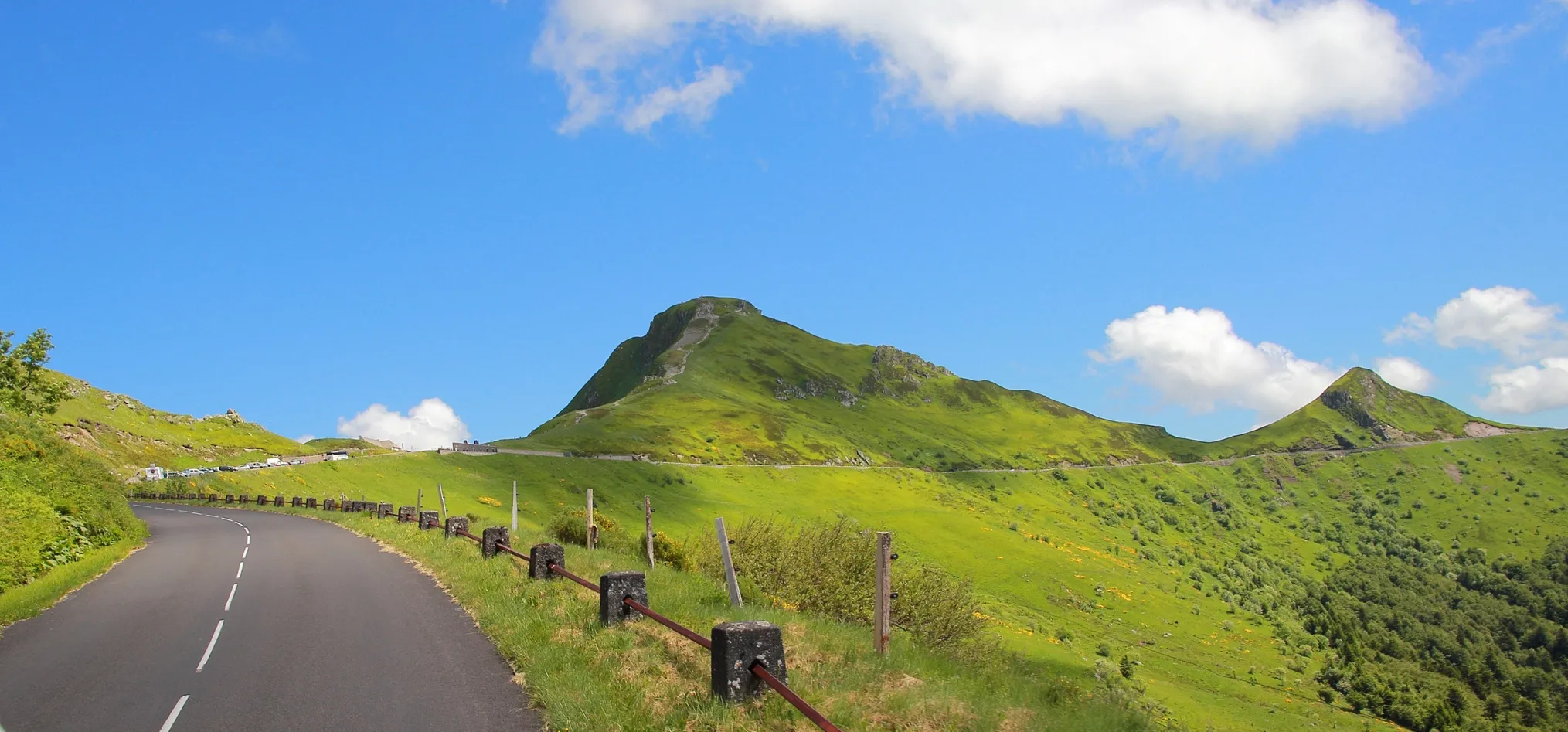 La route du puy Mary, un des sommet des monts du Cantal en Auvergne  © iStock / tilo