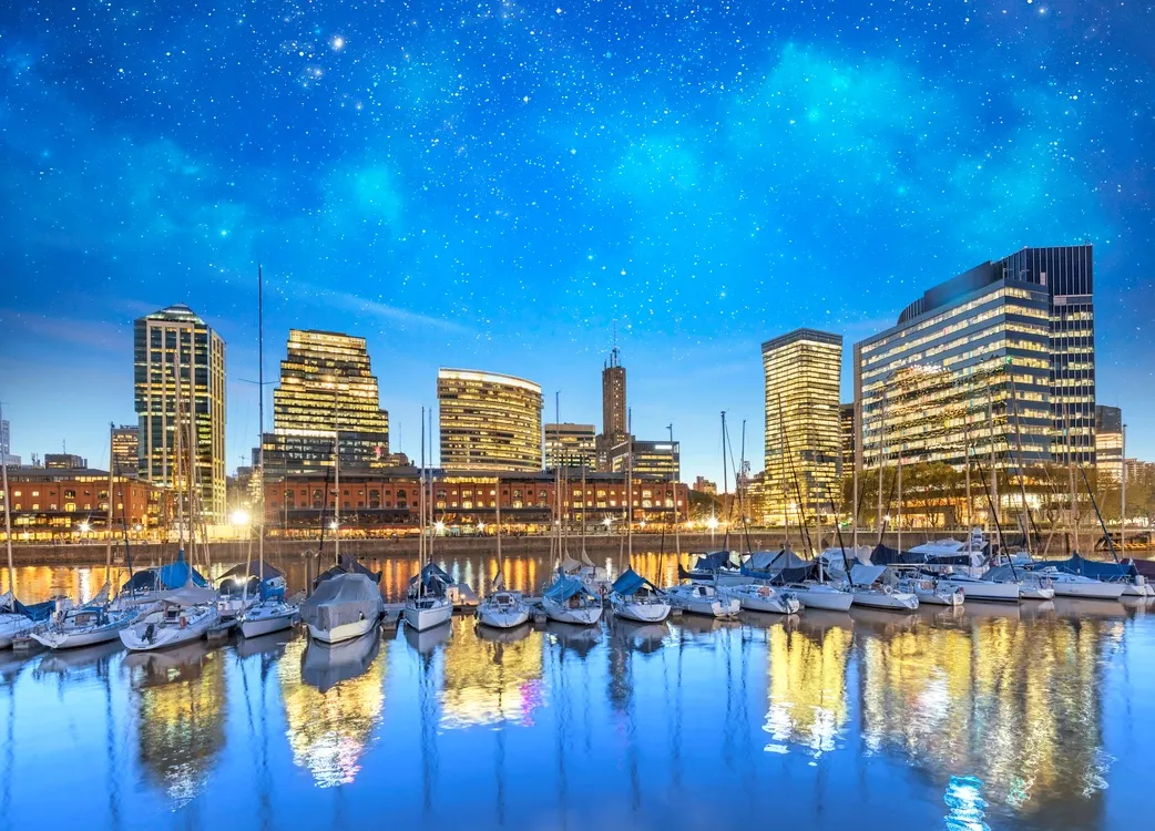 Puerto Madero, l'ancien port de Buenos Aires sur le Rio de la Plata, devenu un nouveau quartier dynamique.© iStock / Grafissimo