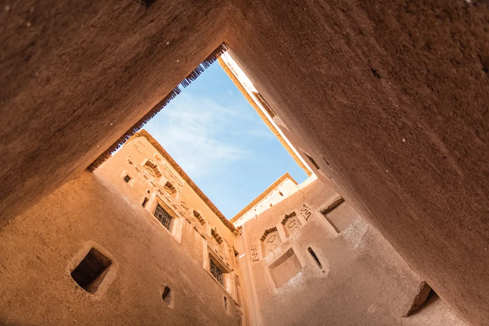Vue en contre-plongée dans la cour de la Kasbah de Taourirt, à Ouarzazate, Maroc | © mrtom-uk