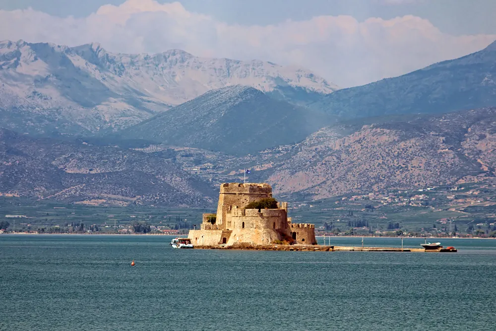 Forteresse Bourdzi, rade de Nauplie, Grèce | © Gelia