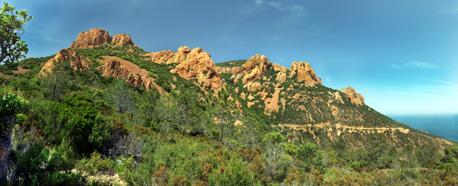 Le massif de l'Estérel, région Provence - Côte d'Azur, France  © iStock / macumazahn