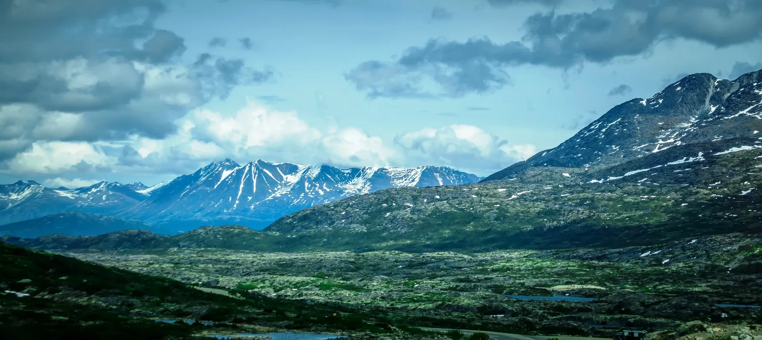 Paysage montagneux à la frontière entre la Colombie britannique et l'Aslaka © iStock / digidreamgrafix