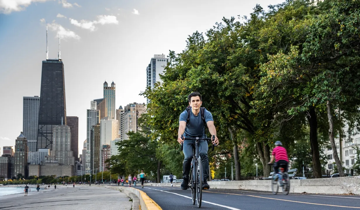 À vélo à Chicago au bord du lac Michigan..© iStock / LeoPatrizi