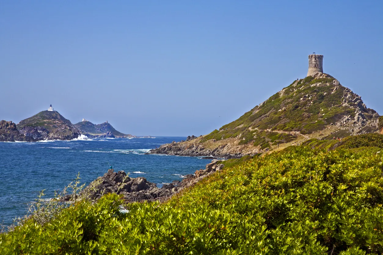 Tour de guet génoise en Corse © iStock / cworthy