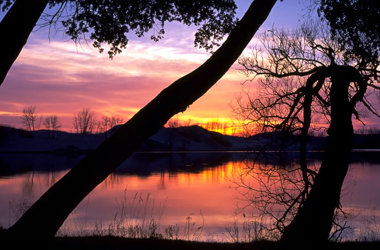 Coucher de soleil sur Sandbanks dans le Prince Edward County © iStock / AWelshLad