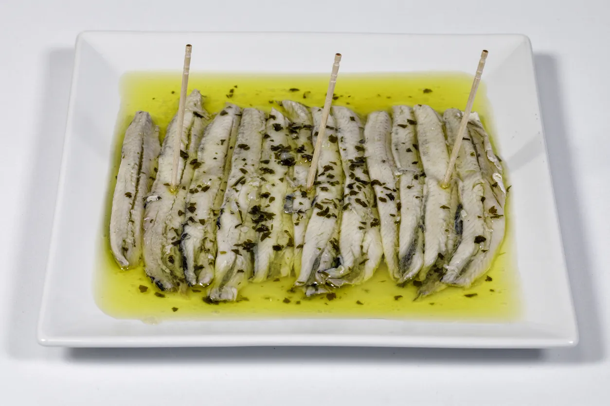 Boquerones en vinagre (anchois vinaigrés)  © iStock / KarSol