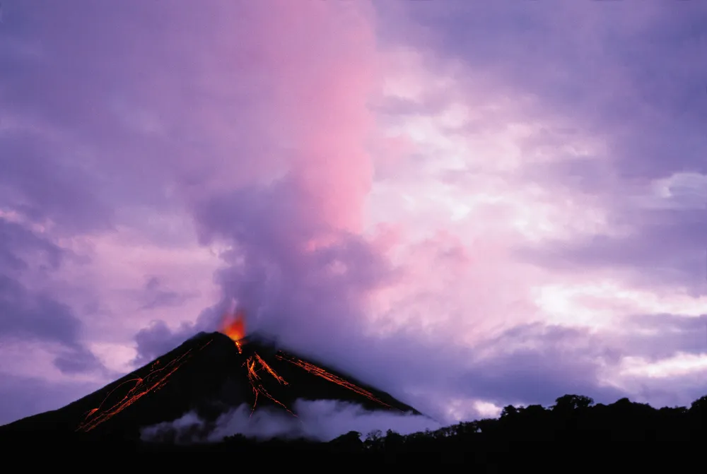 Aujourd’hui endormi, le volcan Arenal fut l’un des plus actifs du Costa Rica entre 1968 et 2010. 	© iStockphoto / Ron Sanford