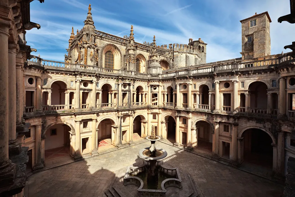 L’un des cloîtres du Convento de Cristo. | © iStockphoto.com/miralex