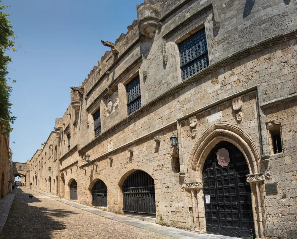 Rhodes, rue des Chevaliers | iStockphoto.com/Delpixart