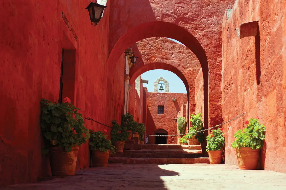 Le Monasterio de Santa Catalina à Arequipa, Pérou.  © iStock / andyKRAKOVSKI 